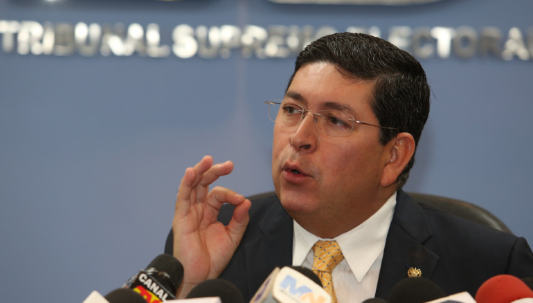 <b>Walter Araujo</b> magistrado del TSE anuncio que renuncia a su partido ARENA y <b>...</b> - WALTER-ARAUJO-22-770x438