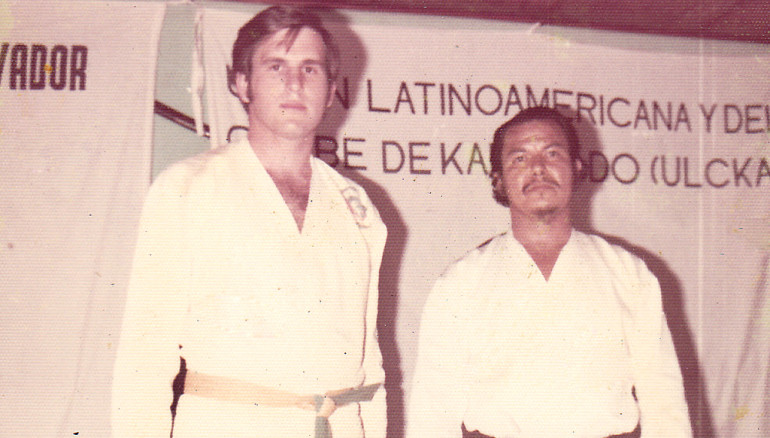 Roberto Poma (izq) practicando Karate. Foto D1