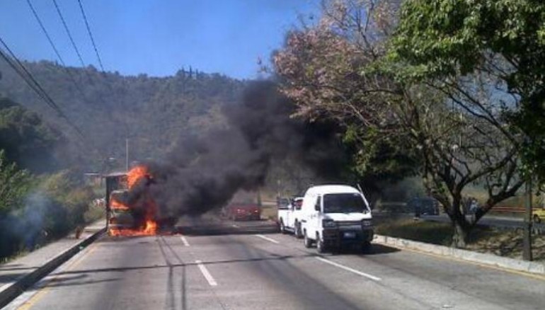 Por un corto circuito, este camión se incendió en el Km 9 de la carretera a Comalapa. Foto D1, @chinitosv.