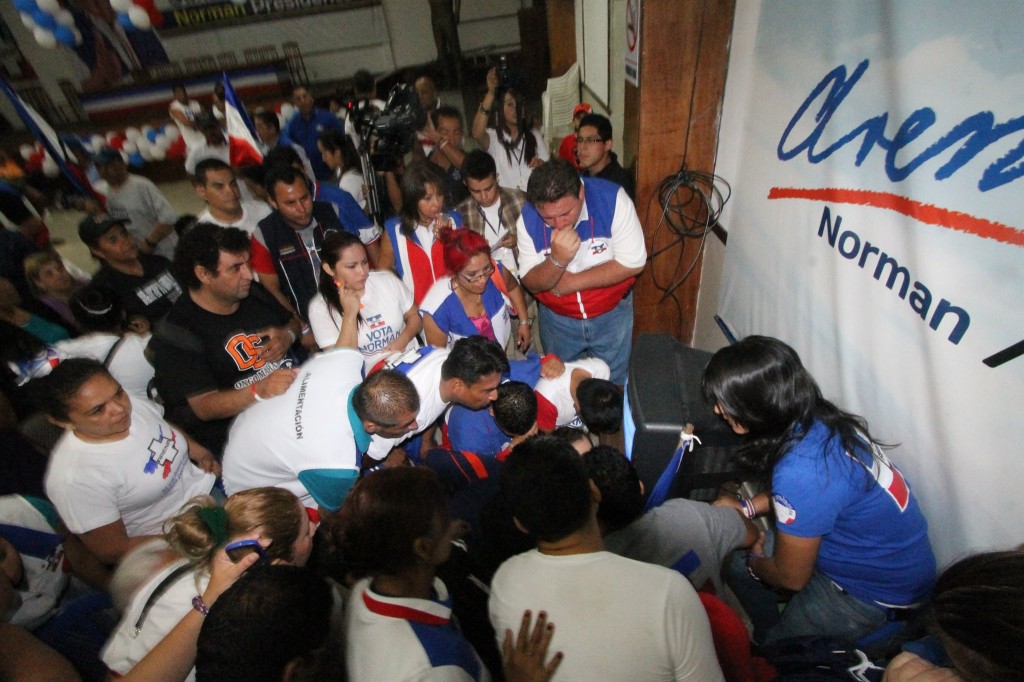 Desde las sedes de los partidos, hasta las casas y pequeños negocios los salvadoreños se mantienen pendientes de los últimos datos del TSE. FOTO D1: Frederick Meza  