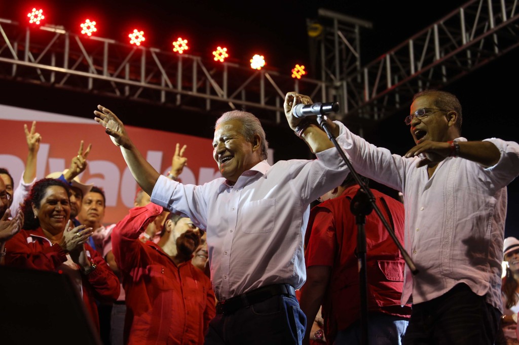 Salvador Sánchez Cerén candidato a la Presidencia por el FMLN junto a su compañero de fórmula Oscar Ortiz, festejaron junto a decenas de sus simpatizantes el gane de la segunda vuelta electoral. Foto D1: Nelson Dueñas