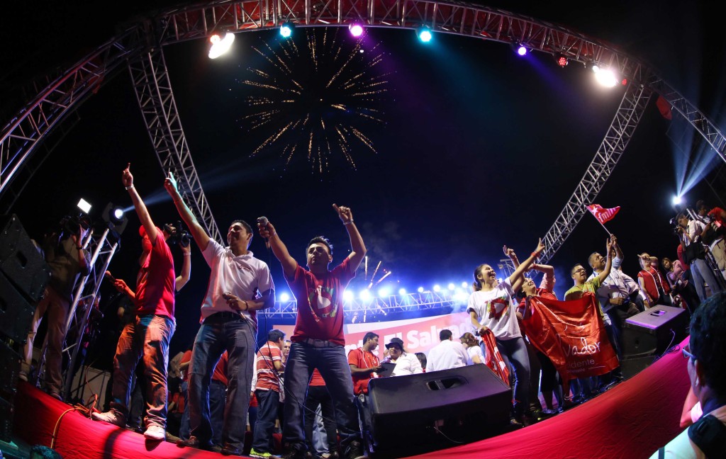 Salvador Sánchez Cerén candidato a la Presidencia por el FMLN junto a su compañero de fórmula Oscar Ortiz, festejaron junto a decenas de sus simpatizantes el gane de la segunda vuelta electoral. Foto D1: Nelson Dueñas