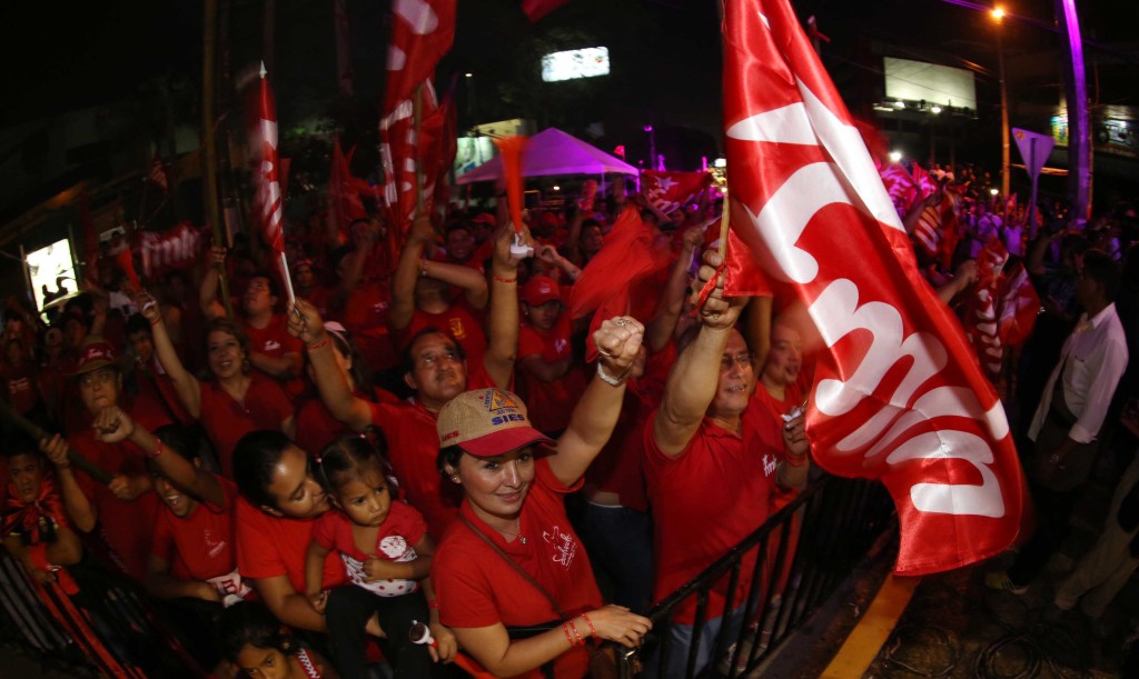 Salvador Sánchez Cerén candidato a la Presidencia por el FMLN junto a su compañero de fórmula Oscar Ortiz, festejaron junto a decenas de sus simpatizantes el gane de la segunda vuelta electoral. Foto D1: Nelson Dueñas