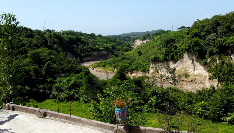 El río Arenal separa los municipios de San Pedro Perulapán y el de Santa Cruz Michapa. El pecado de David es que vivía en tierra de nadie. Las pandillas se disputan la zona. Fotos D1/ Salvador Sagastizado.