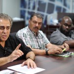 Henry Hinn, pastor y evangelista estadounidense, dijo que la población en El Salvador debe unirse para solventar los problemas internos del país. Acompañado de Jorge Mira (c).
Foto D1: Nelson Dueñas