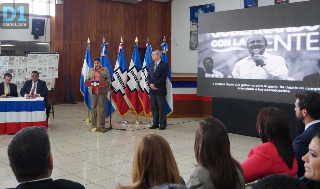 Margarita Escobar, diputada de ARENA, en conferencia de prensa del partido de oposición, donde expusieron una evaluación al primer año de gestión.