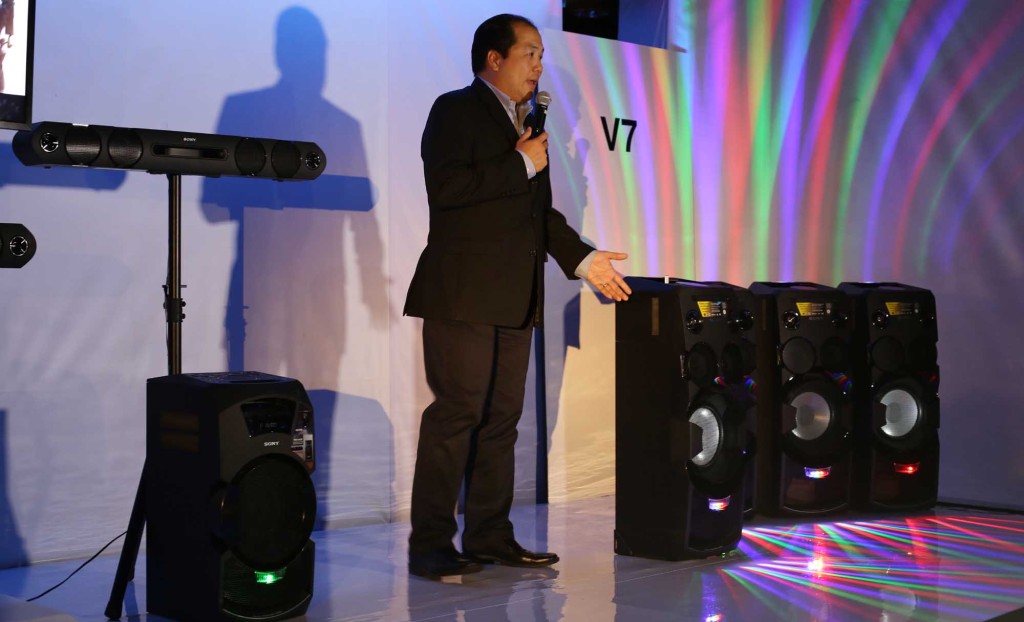 Francisco Sue de Sony muestra el V7D. Foto D1: Nelson Dueñas.