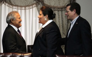 El presidente Salvador Sánches Cerén junto a la diputada de ARENA Margarita Escobar, y el presidente del COENA, Jorge Velado, durante las reuniones con partidos políticos. Foto D1: Cortesía Presidencia