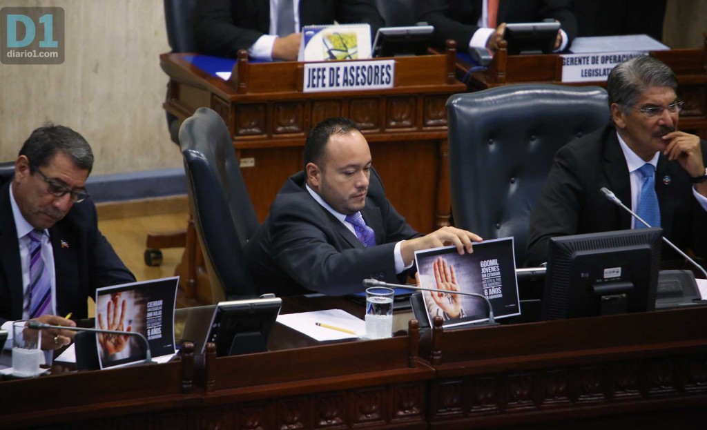 El diputado de ARENA David Reyes coloca carteles contra el gobierno de Sánchez Cerén. Foto D1: Nelson Dueñas