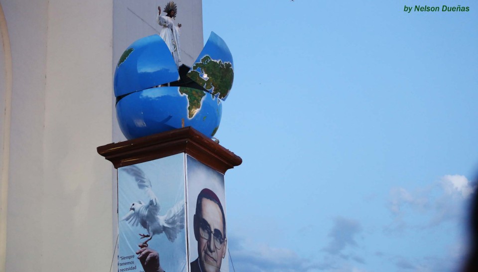 La imagen del Salvador del Mundo frente a Catedral Metropolitana. Foto ...
