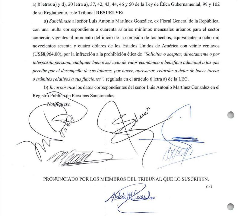 Resolución del Tribunal de Ética gubernamental (TEG), que sentencia a Luis Martínez a pagar una multa de 40 salarios mínimos por viajar en aviones de Enrique Rais.