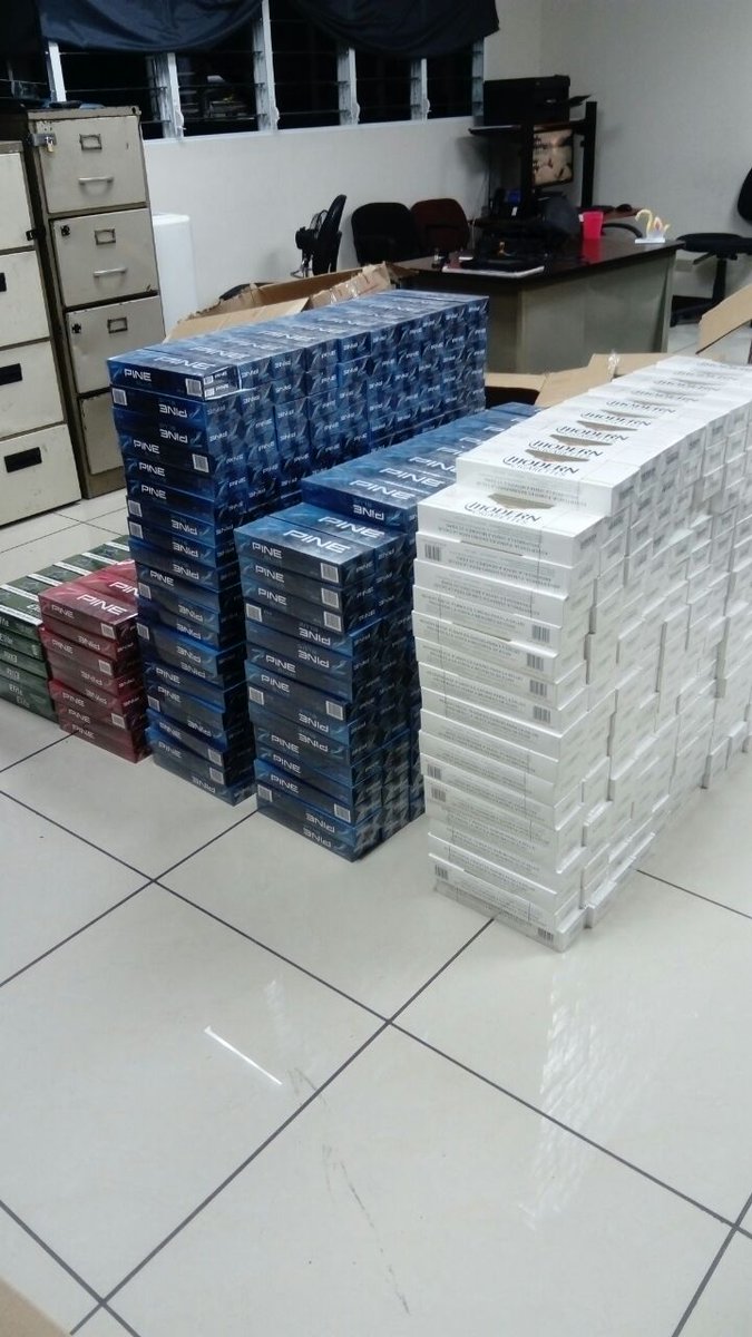 Cajetillas de cigarrillos incautadas en operativo en el mercado Sagrado Corazón. Foto cortesía de la Policía Nacional Civil.