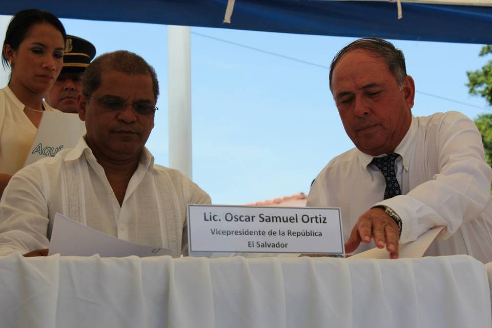 Óscar Ortiz y Juan Samayoa durante la apertura de un desarrollo inmobiliario de Salazar Romero. Foto Diario1.