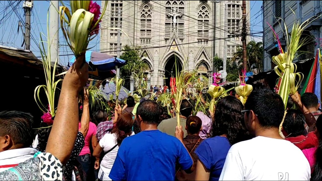 Procesión en San Salvador. Iglesia El Calvario. Imagen de Roberto Cardoza