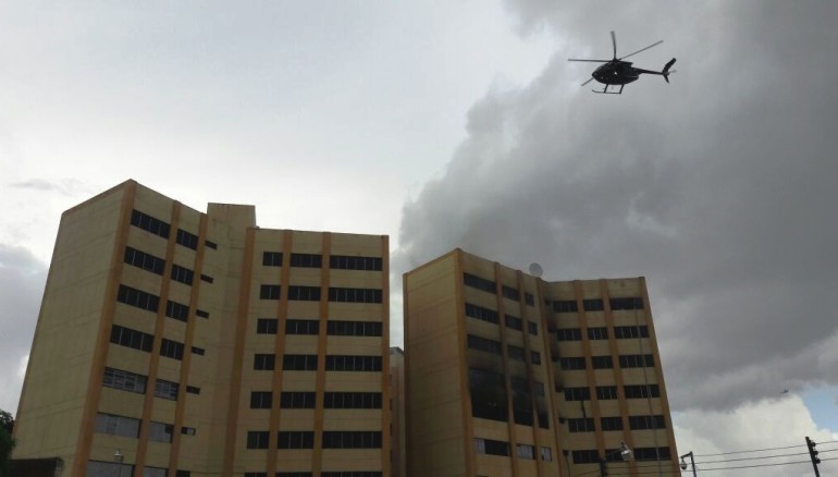 Incendio en el cuarto nivel de la torre 3 del ministerio de Hacienda, en San Salvador. Foto Diario1/ Archivo.