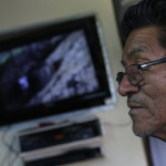 Juan Hernández, de 68 años de edad, muestra video que grabó en Las Colinas pocos días después del terremoto de 2001.  FOTO: D1/MIGUEL LEMUS