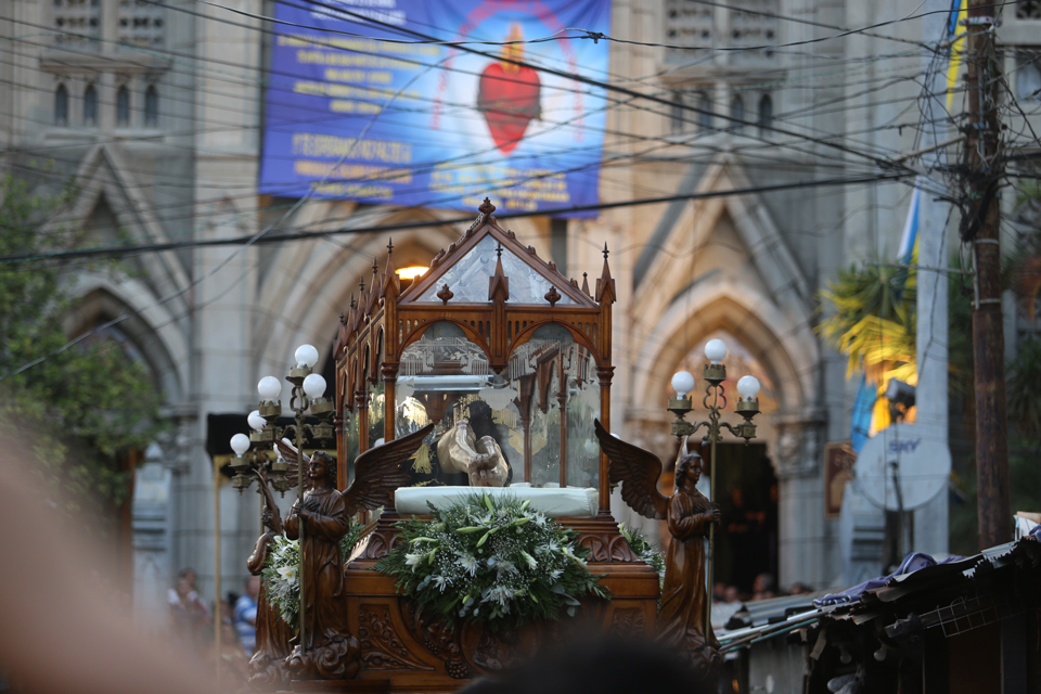 En Imágenes | Devoción y solemnidad en Santo Entierro de Iglesia El  Calvario |