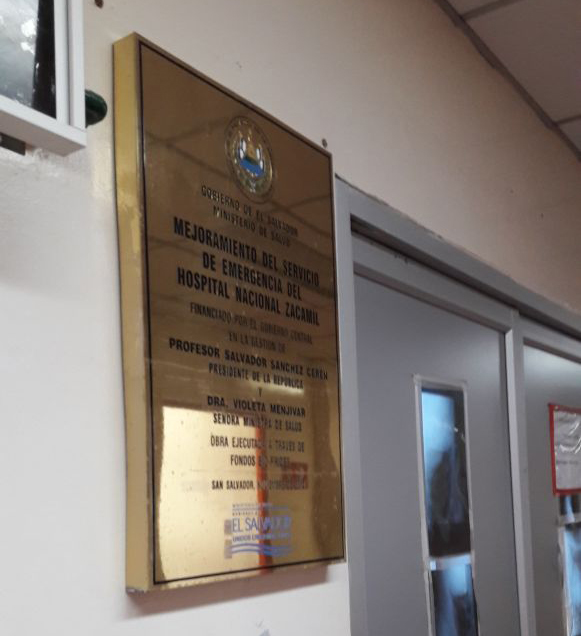 Placa conmemorativa junto a la entrada de la unidad de máxima urgencia del Hospital Zacamil. Foto: D1/GERARDO ARBAIZA