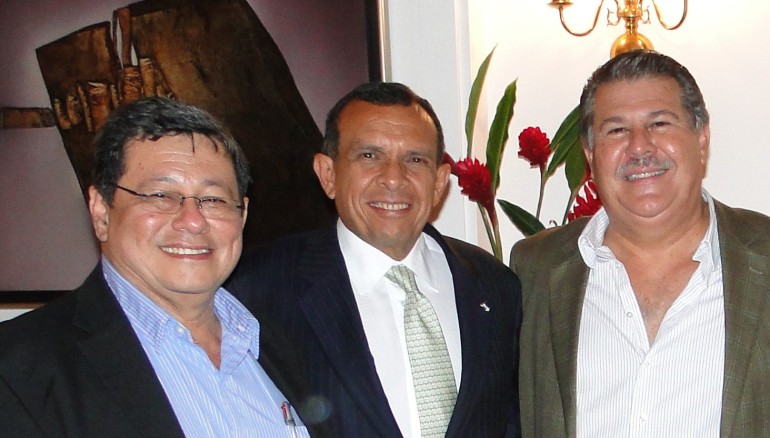 José Luis Merino junto a expresidente hondureño Porfirio Lobo y Enrique Rais. Foto Sergio Arauz. Tomada del blog El Diván.