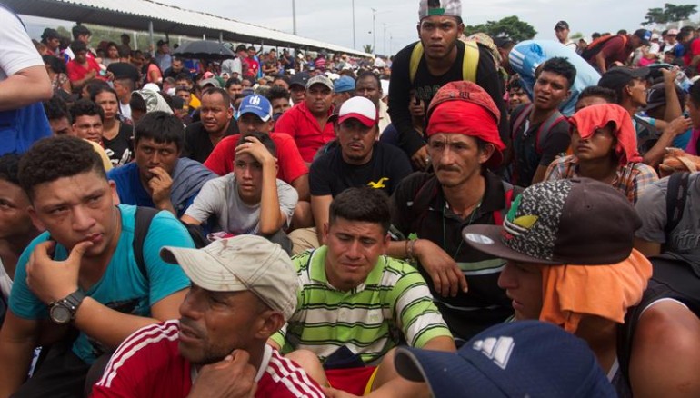 VIDEO Caravana hondure a rompe a la fuerza el cerco fronterizo