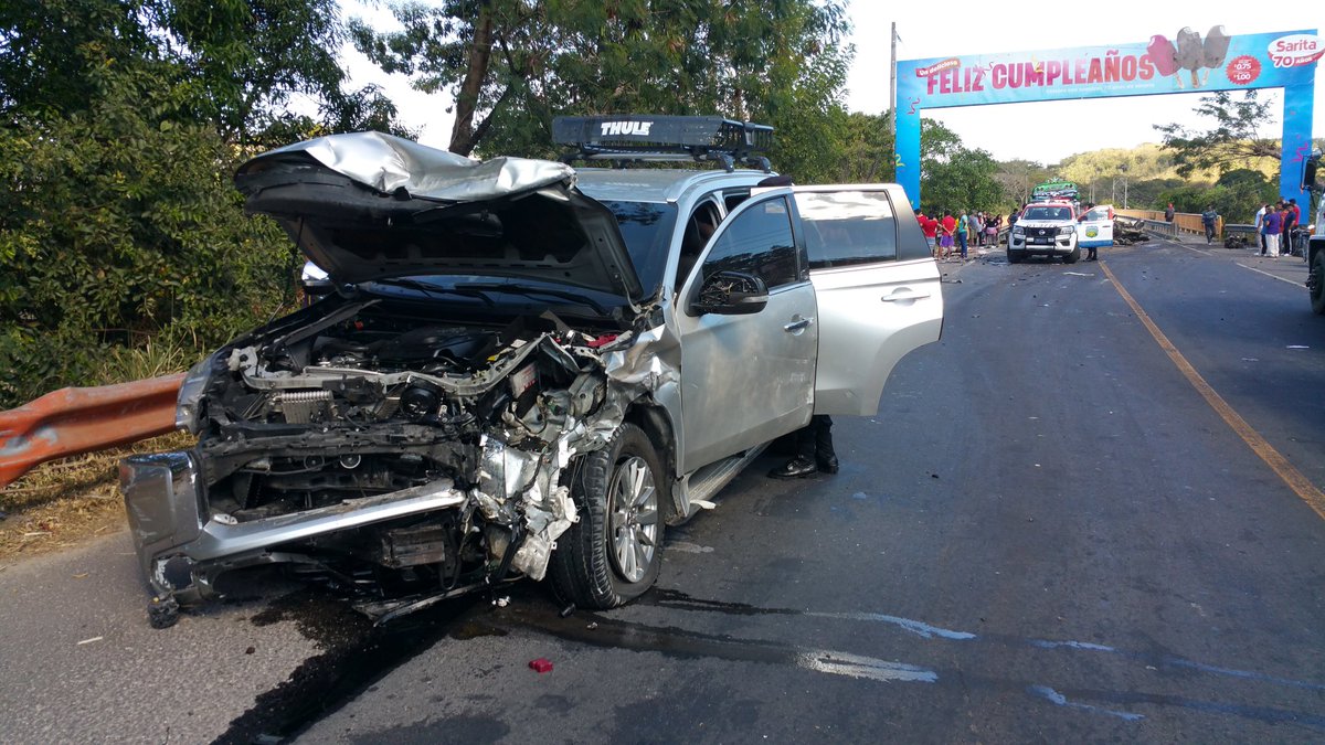 FOTOS Choque entre dos pick up deja un muerto en El Paisnal