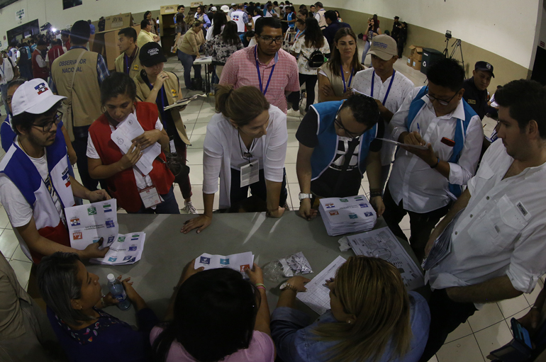 El contraste entre el número de papeletas con votos del FMLN y GANA fue evidente. FOTO: D1/MIGUEL LEMUS. 