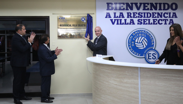 Presidente de la FIFA, Gianni Infantino, devela la placa de la "Villa Selecta". FOTO: D1/MIGUEL LEMUS