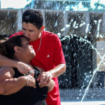Gabriela y Omar viven un momento tierno en el Parque Cuscatlán de San Salvador. FOTO: D1/CARLOS DÍAZ