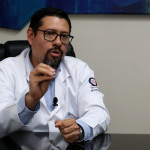 Manuel López Ramos, neumólogo salvadoreño, hace un llamado a la calma y la prevención ante el coronavirus. /FOTO: D1, Miguel Lemus.