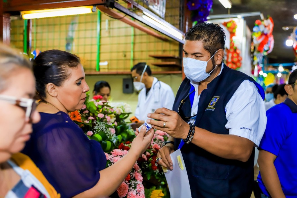 La Alcaldía de San Salvador ha entregado alcohol gel a los usuarios de los mercados municipales.