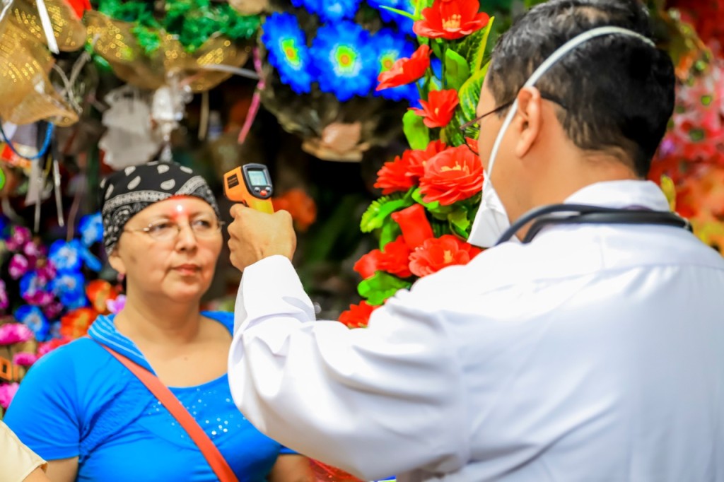 La Alcaldía también realiza tomas de temperatura de los usuarios de mercados. / FOTO: ALCALDÍA DE SAN SALVADOR.