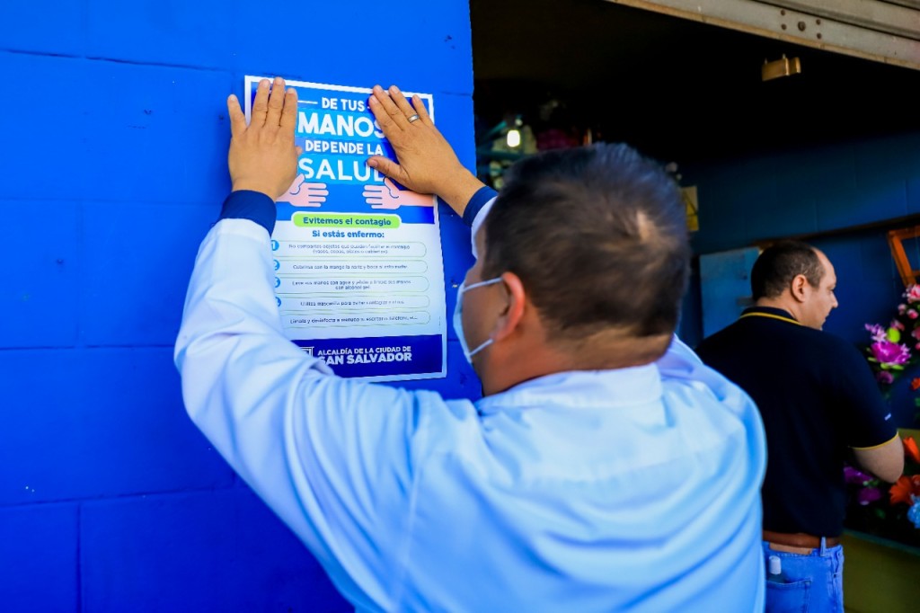 Otra de las medidas de la municipalidad es la ubicación de instructivos para la población. / FOTO: ALCALDÍA DE SAN SALVADOR.