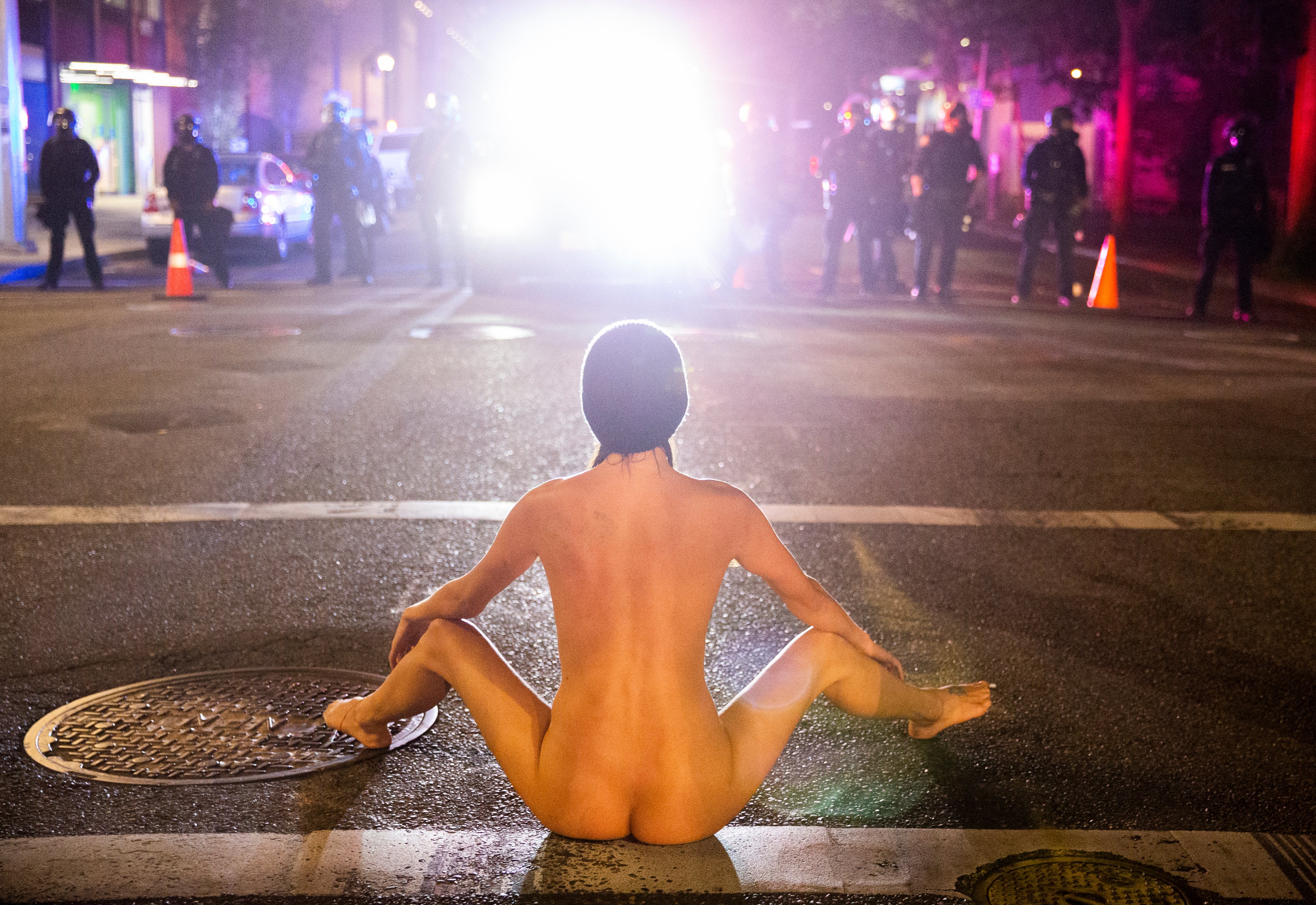 FOTO y VIDEO | Mujer desnuda se enfrenta a la Policía en una manifestación  en EE.UU |