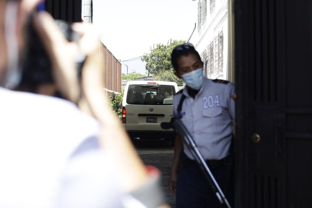 Seguridad de la funeraria restringe el acceso a la prensa. Foto: D1/Miguel R. Lemus