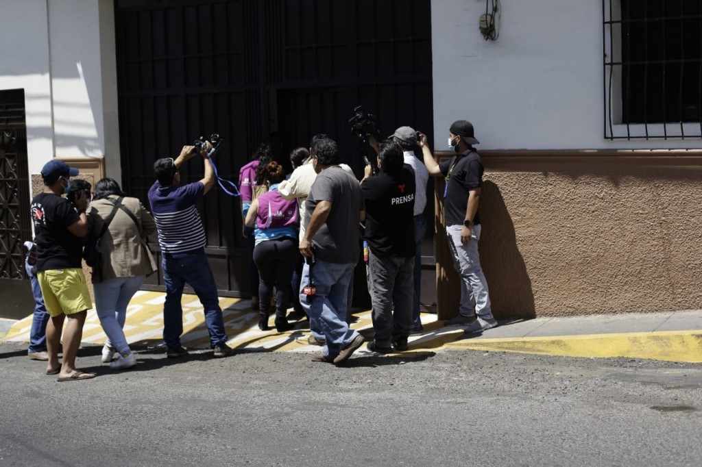 Miembros de la prensa afuera de la funeraria. Foto: D1/Miguel R. Lemus