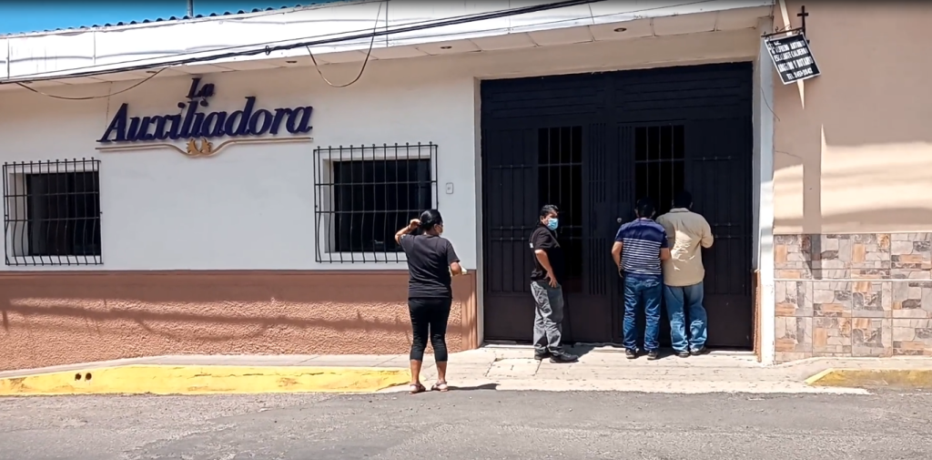 Miembros de prensa esperan les permitan ingresar a velación de Victoria. Foto: D1/Miguel R. Lemus