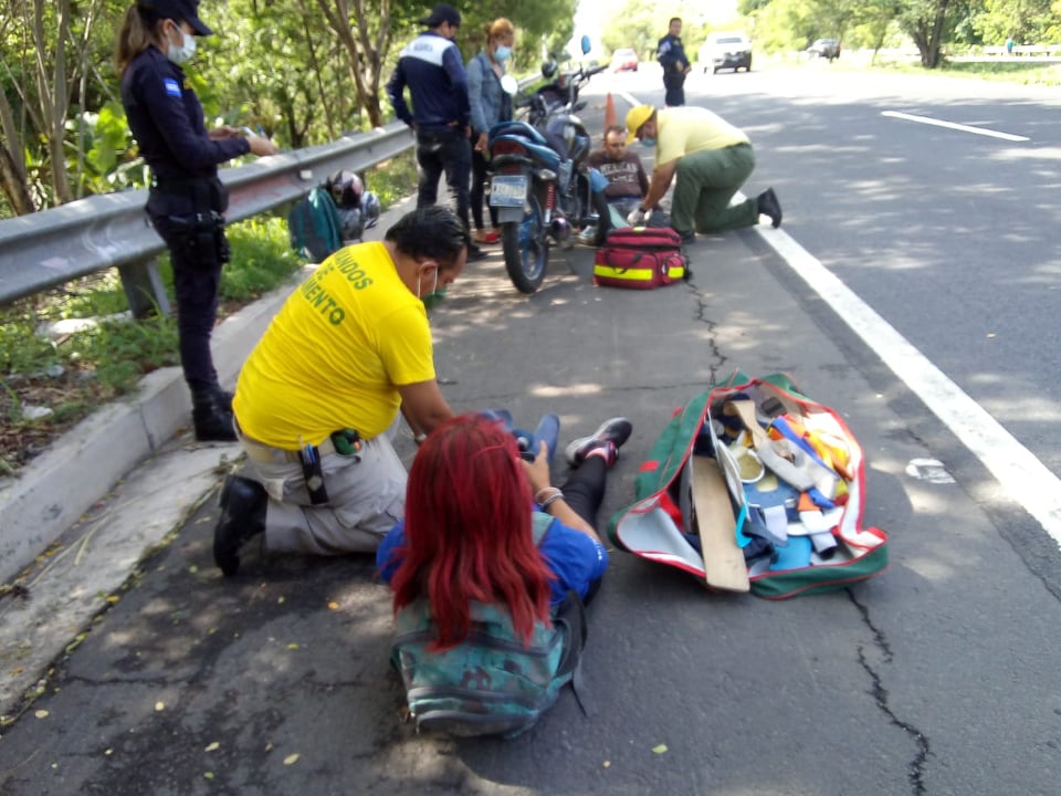 Motociclista y su acompañante resultan lesionados al atropellar a un