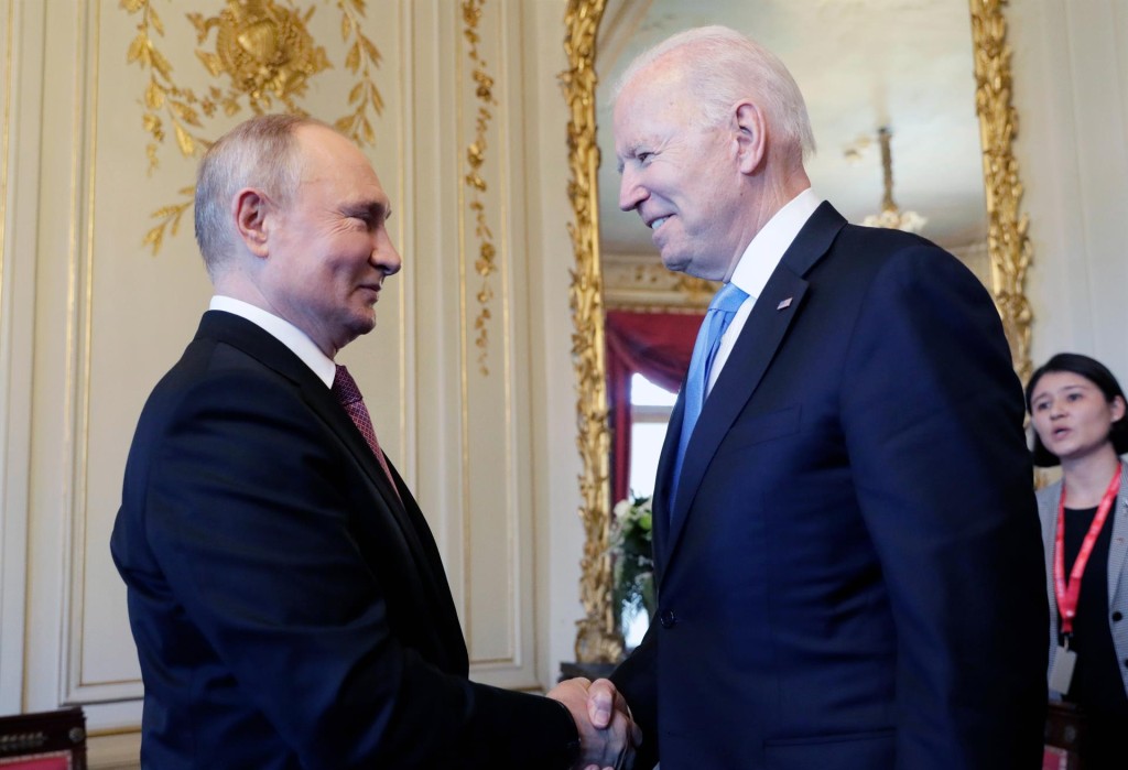 Los presidentes de Estados Unidos, Joe Biden, y de Rusia, Vladímir Putin, se saludan en el interior de Villa La Grange, en Ginebra, antes de comenzar su primera cumbre. Foto: EFE