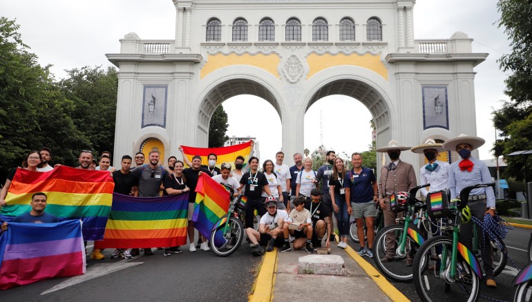 Integrantes del colectivo Guadalajara Pride acompañan a los delegados de la Federación Internacional de los Gay Games. /EFE