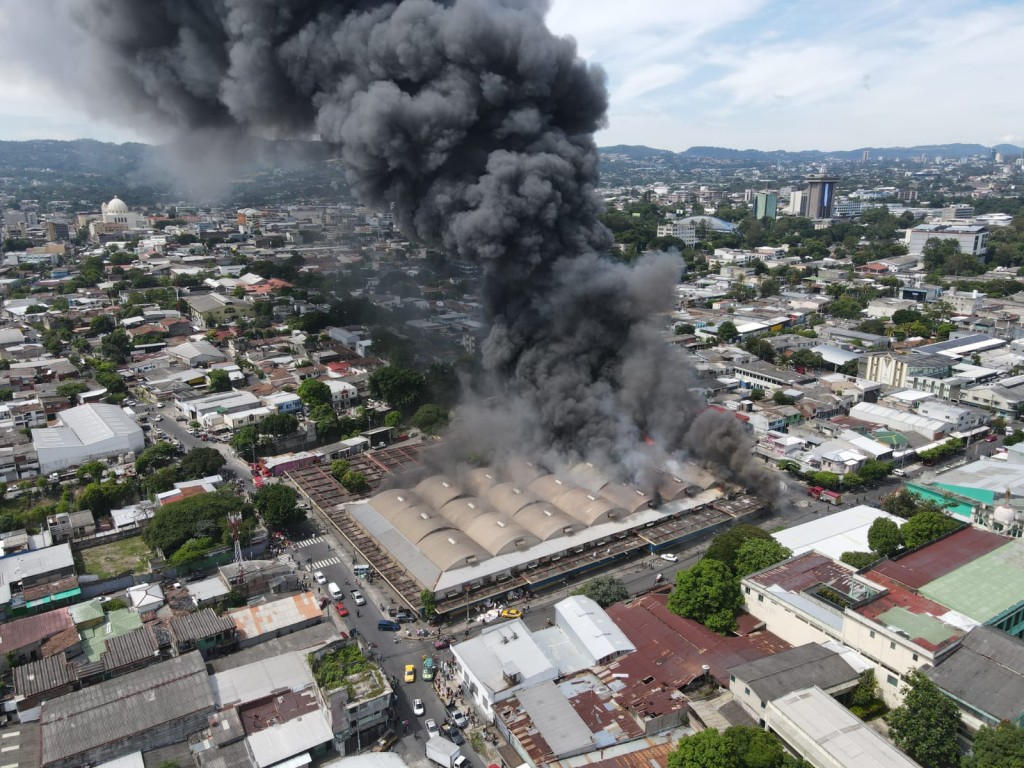 Vista aérea del incendio del mercado San Miguelito. Foto: Protección Civil