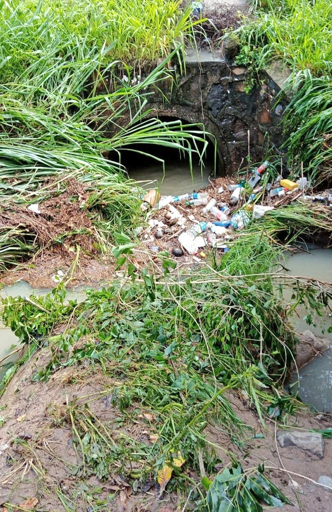 Según versión de los familiares del fallecido, la víctima cayó a la quebrada en horas de la noche, y quedó atrapado en una bóveda.