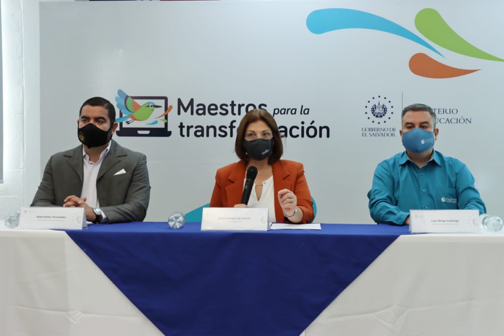 Al centro, la ministra de Educación, Carla Hananía de Varela, revelando los resultados de la prueba psicométrica realizada a docentes que participan en el Concurso Especial de Plazas Vacantes por Ley de Salarios. Foto: Ministerio de Educación