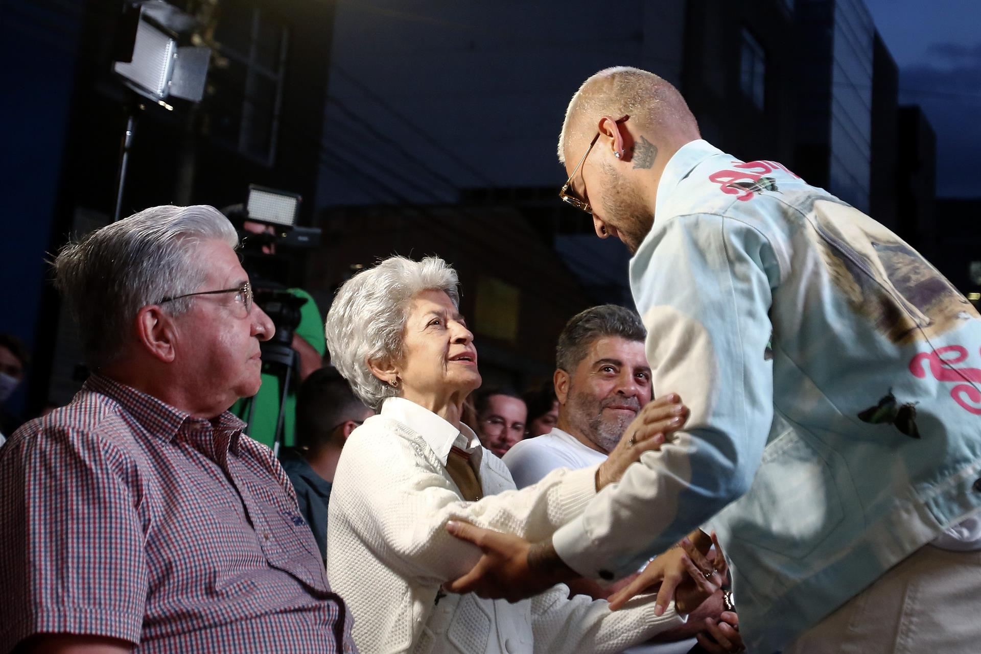 EFE Fuente: EFE Autor: Luis Eduardo Noriega A. Temática: Arte, cultura y espectáculos » Música El cantante colombiano Maluma (d) saluda a sus abuelos en la inauguración de la primera sede de su fundación "El arte de los sueños" / Foto EFE