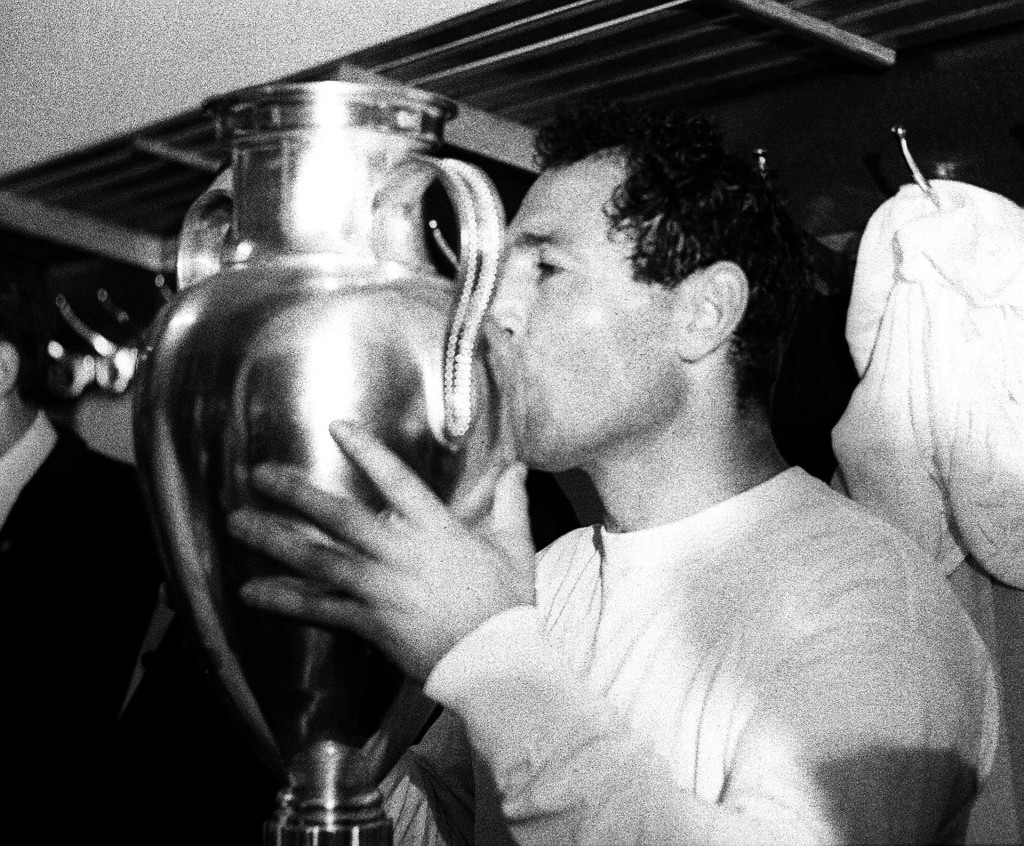 El capitán del Real Madrid, Paco Gento besa la VI Copa de Europa conseguida por el equipo blanco en una imagen de archivo. EFE/NR 