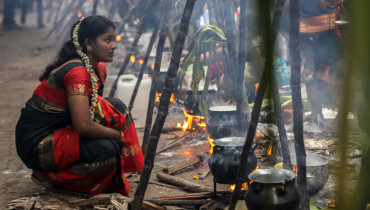 Mumbai (India), 14/01/2022.- Las mujeres cocinan Pongal, un plato tradicional de arroz, durante la celebración del festival Thai Pongal en Mumbai, India, 14 de enero de 2022. Pongal, muy popular en los estados del sur de India, es un famoso plato hecho de arroz hervido en leche con jaggery y otros edulcorantes. Thai Pongal es un famoso festival de la cosecha celebrado por los tamiles de todo el mundo, ampliamente celebrado el 14 de enero. Se hacen ofrendas al sol y al clima para ayudar a obtener una cosecha abundante. FOTO: D1/EFE/DIVYAKANT SOLANKI