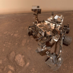 Autofoto tomada por el rover Curiosity Mars de la NASA en el punto de perforación "Rock Hall", ubicado en Vera Rubin Ridge, uno de los lugares del cráter en los que el rover ha recogido muestras de carbono. El selfie está compuesto por 57 imágenes individuales tomadas por el Mars Hand Lens Imager (MAHLI) del rover, una cámara situada en el extremo del brazo robótico del rover. EFE