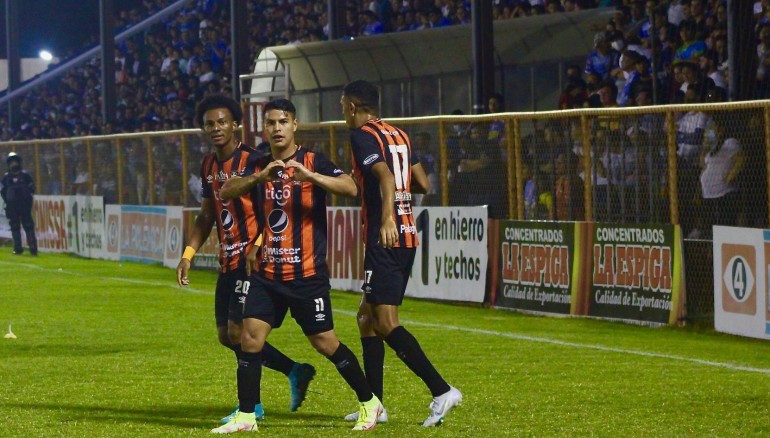 Kevin Santamaría festeja su gol en el 'Calero' Suárez de Metapán. /Foto C.D. Águila