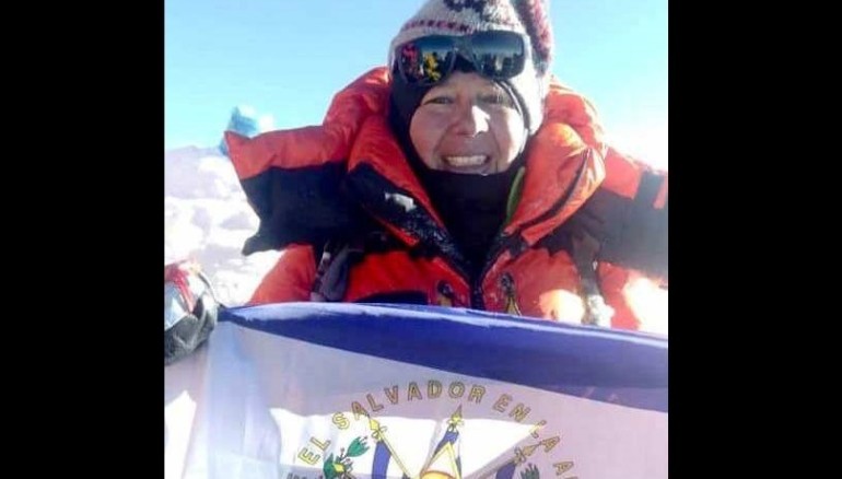 Alfa Karina Arrué posa con la bandera de El Salvador en la cima del Monte Everest. /Foto INDES
