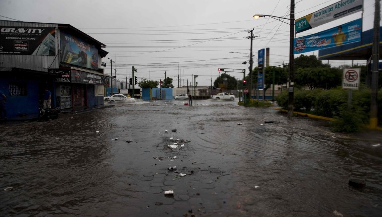 Las precipitaciones, intensas y constantes, inundaron al menos 14 barrios de Managua y anegaron 40 viviendas, de acuerdos con datos de la alcaldía de la capital nicaragüense. En la imagen un registro de archivo de una calle inundada en Managua. EFE