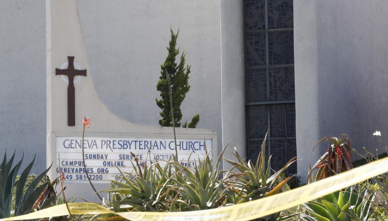 Cinta policial cubre la acera exterior de la Iglesia Presbiteriana de Geneva, lugar de un tiroteo en Laguna Woods, California, EE.UU., el 15 de mayo de 2022 / EFE.
